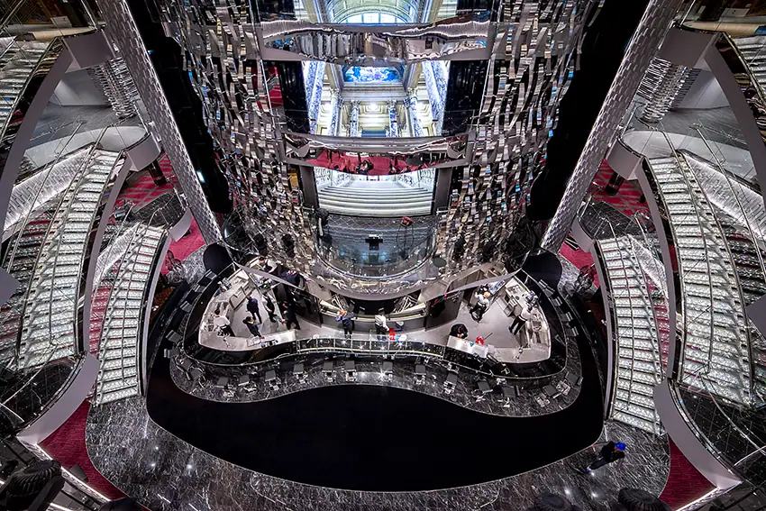 Fotografia professionale dell'atrio centrale di una nave da crociera realizzata da Betulla Studio per il Case Study IVM.