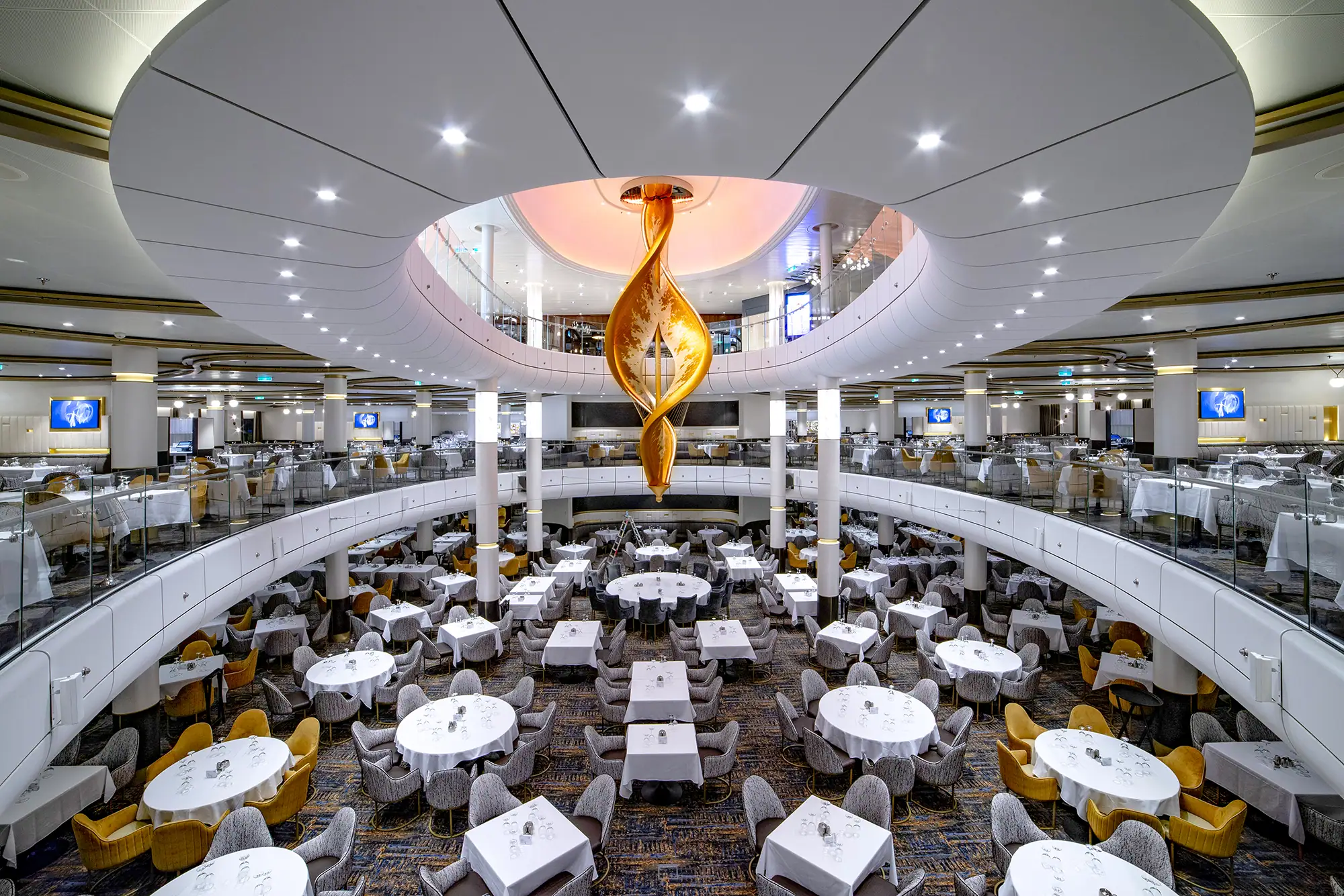 Ristorante principale di una nave da crociera fotografato da Betulla Studio durante il Caso Studio IVM prima del varo della nave.